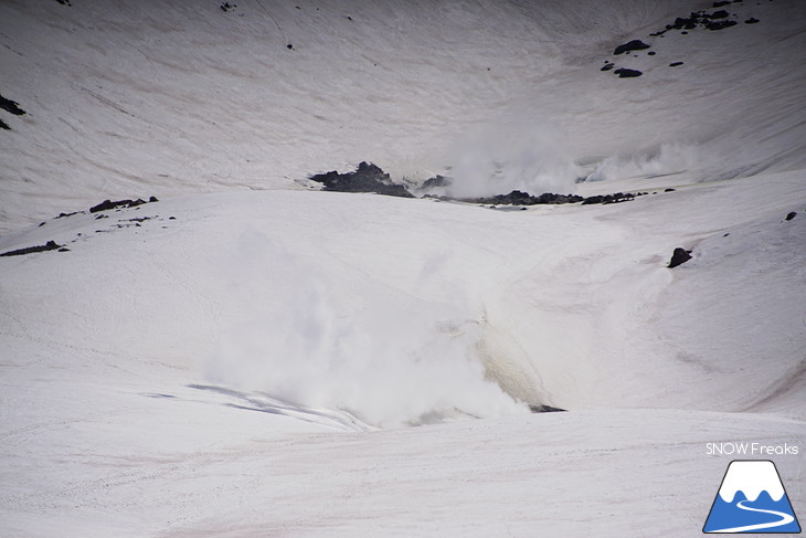 大雪山旭岳ロープウェイスキー場 残雪の北海道最高峰に今季最後のシュプールを…。